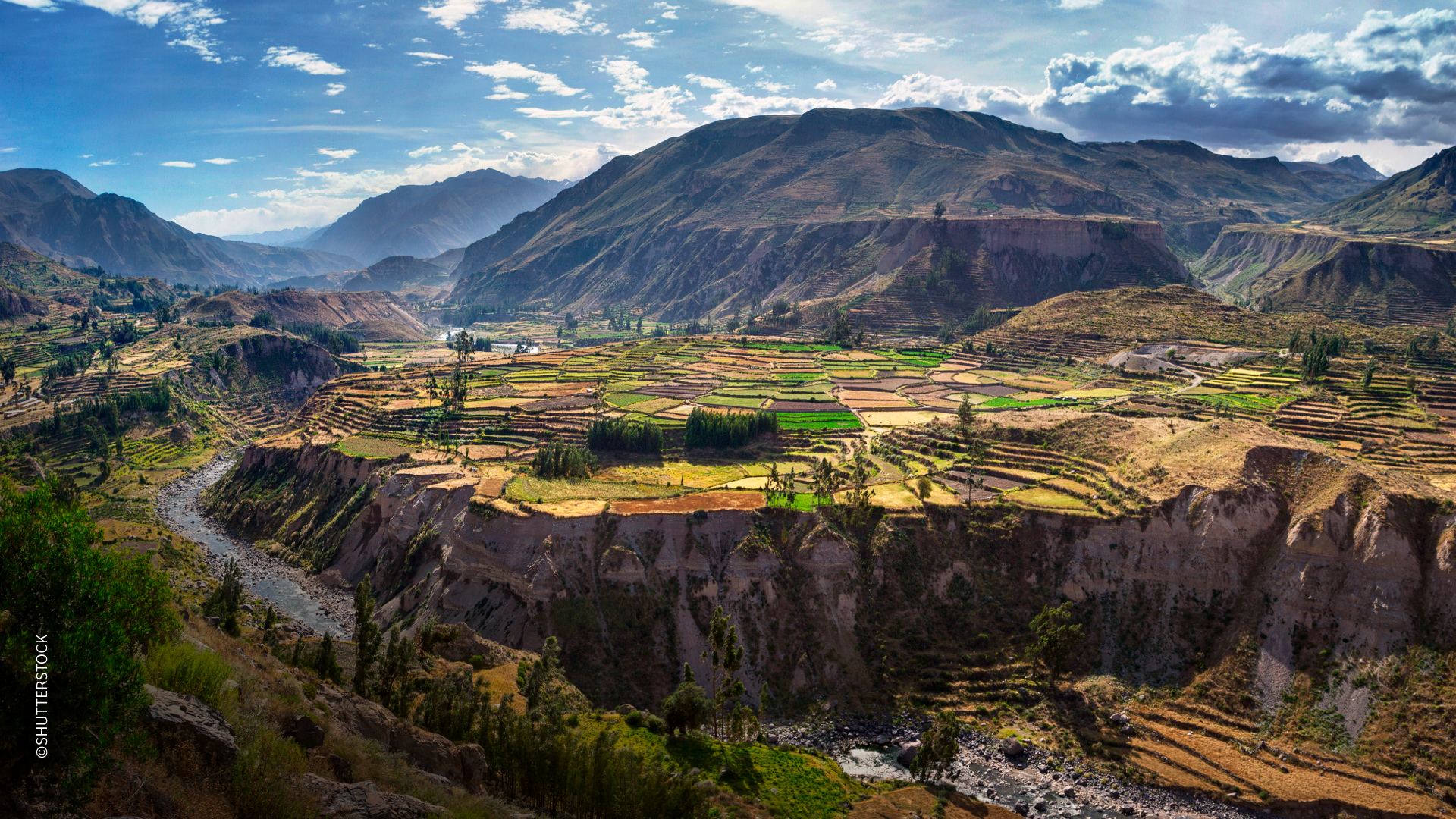 Vista a los campos, terrazas y río del Cañón del Colca