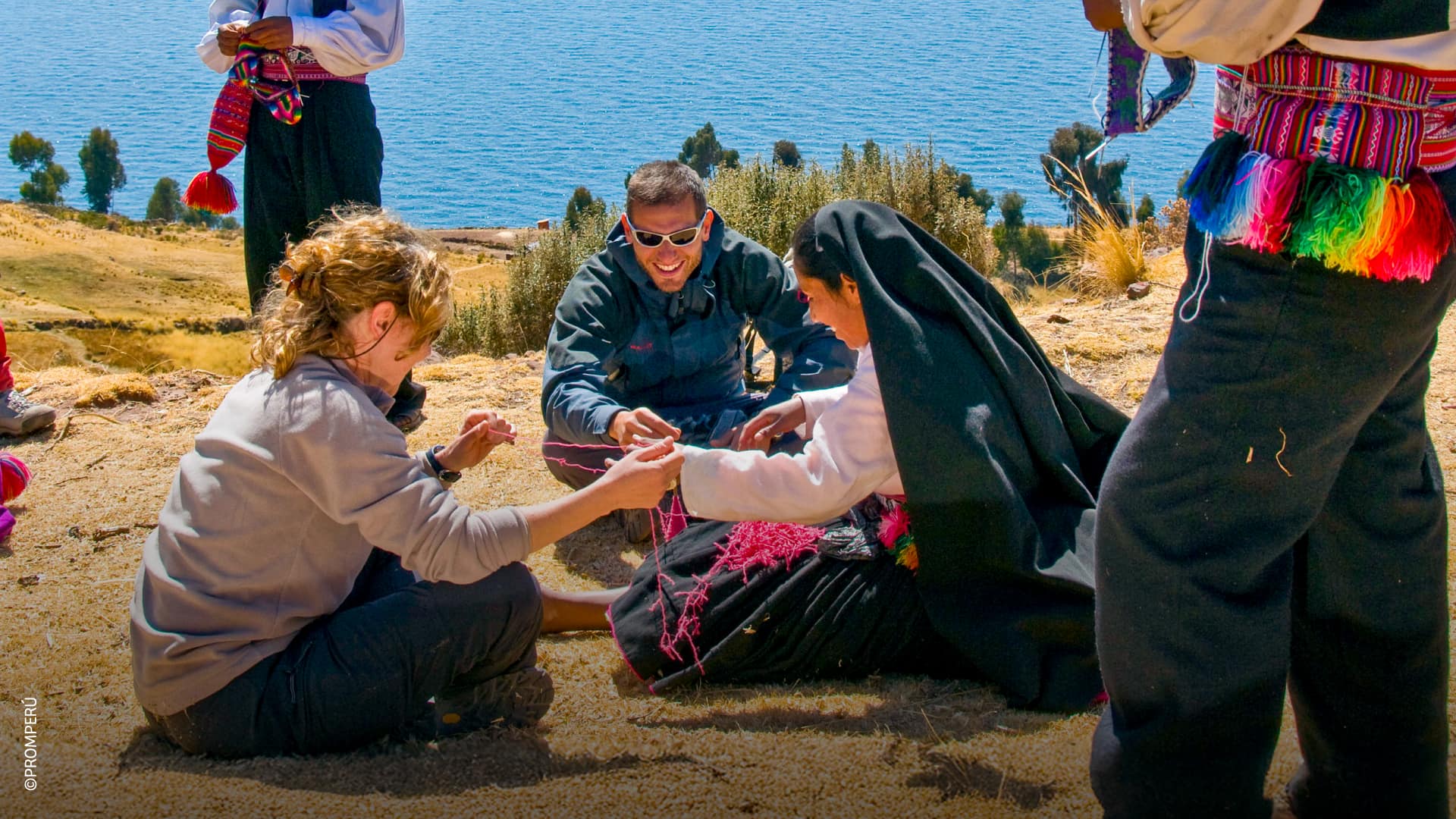 Turistas y artesanos de la Isla de Taquile, en el Lago Titicaca.