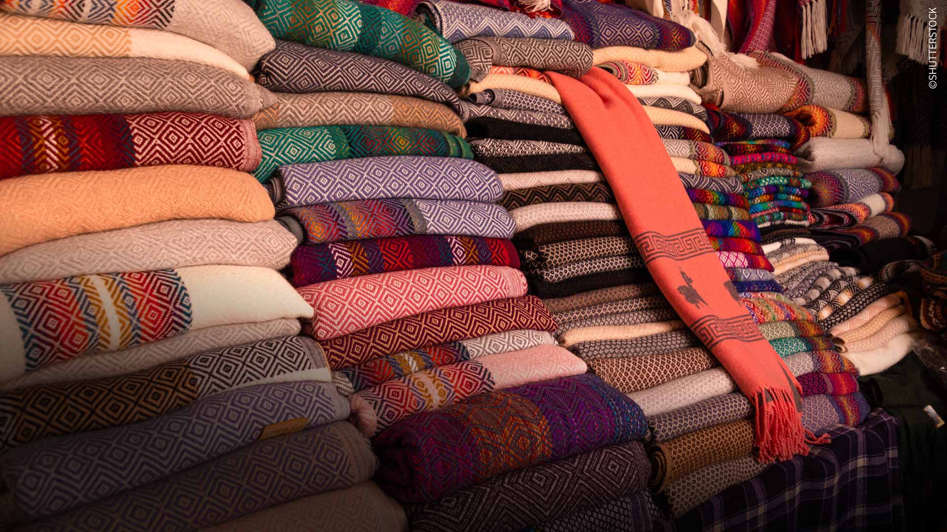 Telas multicolor tradicionales peruanas.