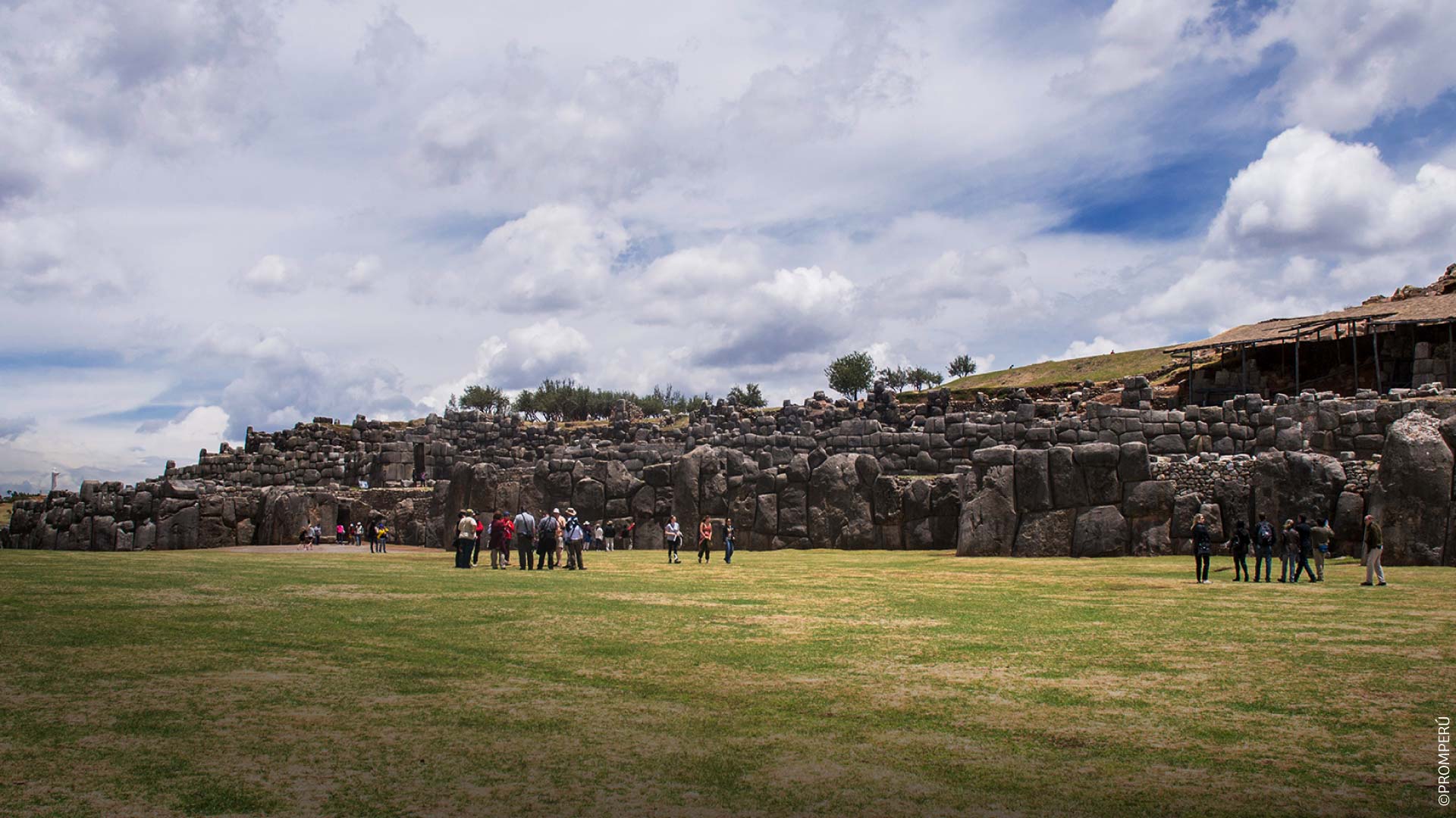 Grupos de turistas en el templo ceremonial Saqsaywaman,Cusco.