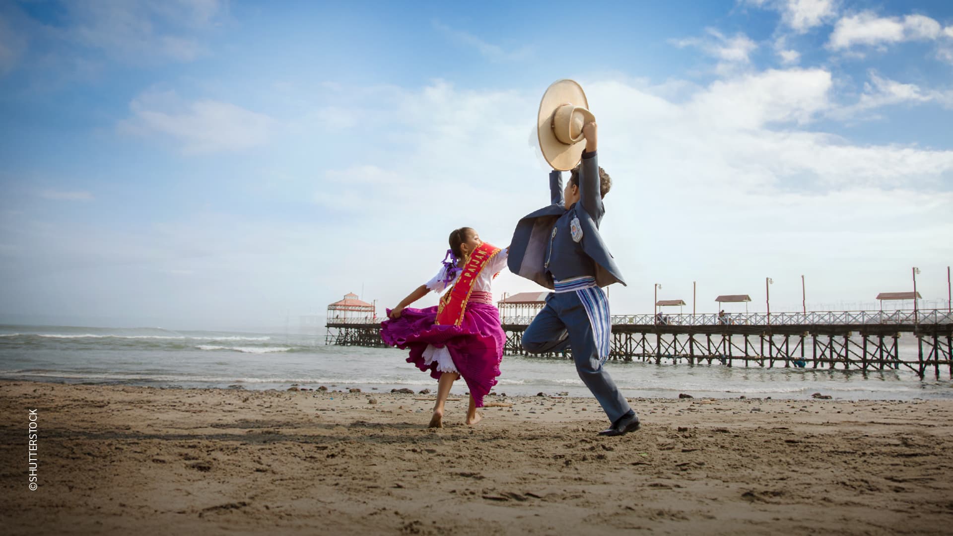 Niños bailando marinera en el muelle de Huanchaco
