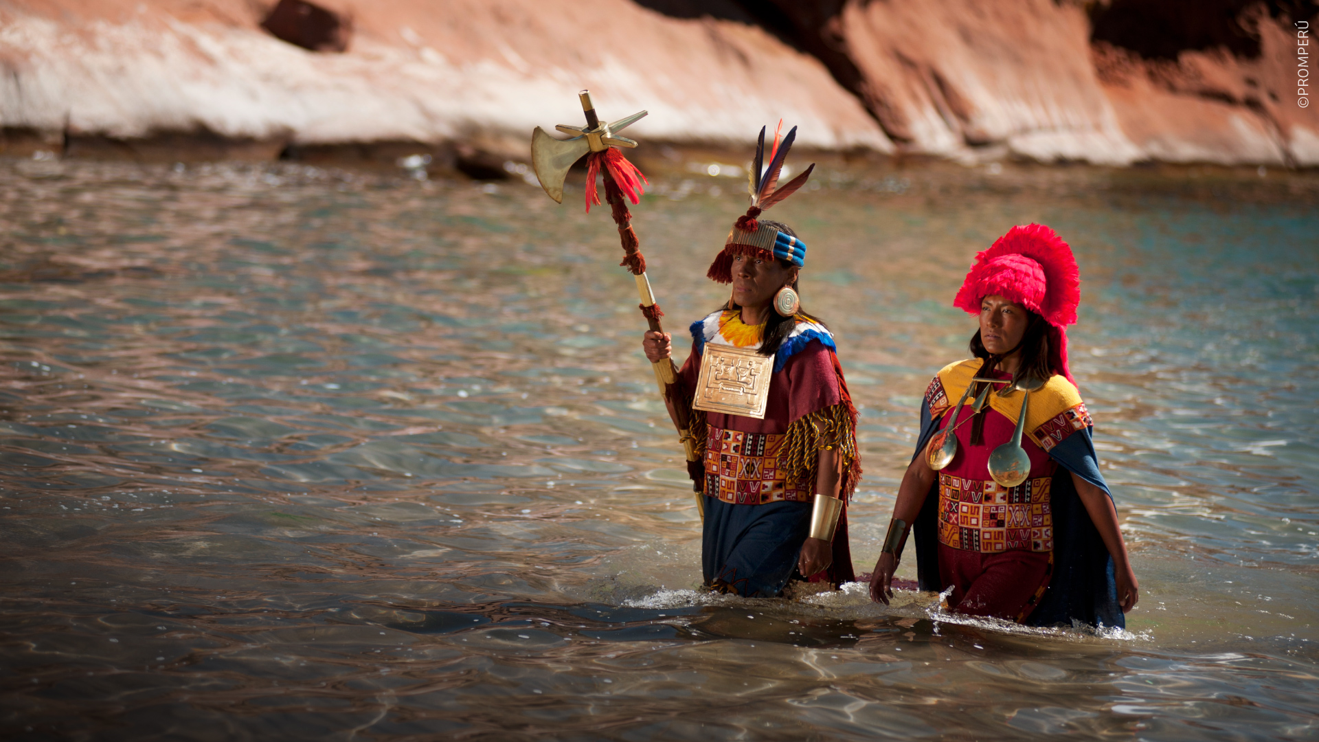 Representación de Manco Cápac y Mama Ocllo emergiendo del lago Titicaca.