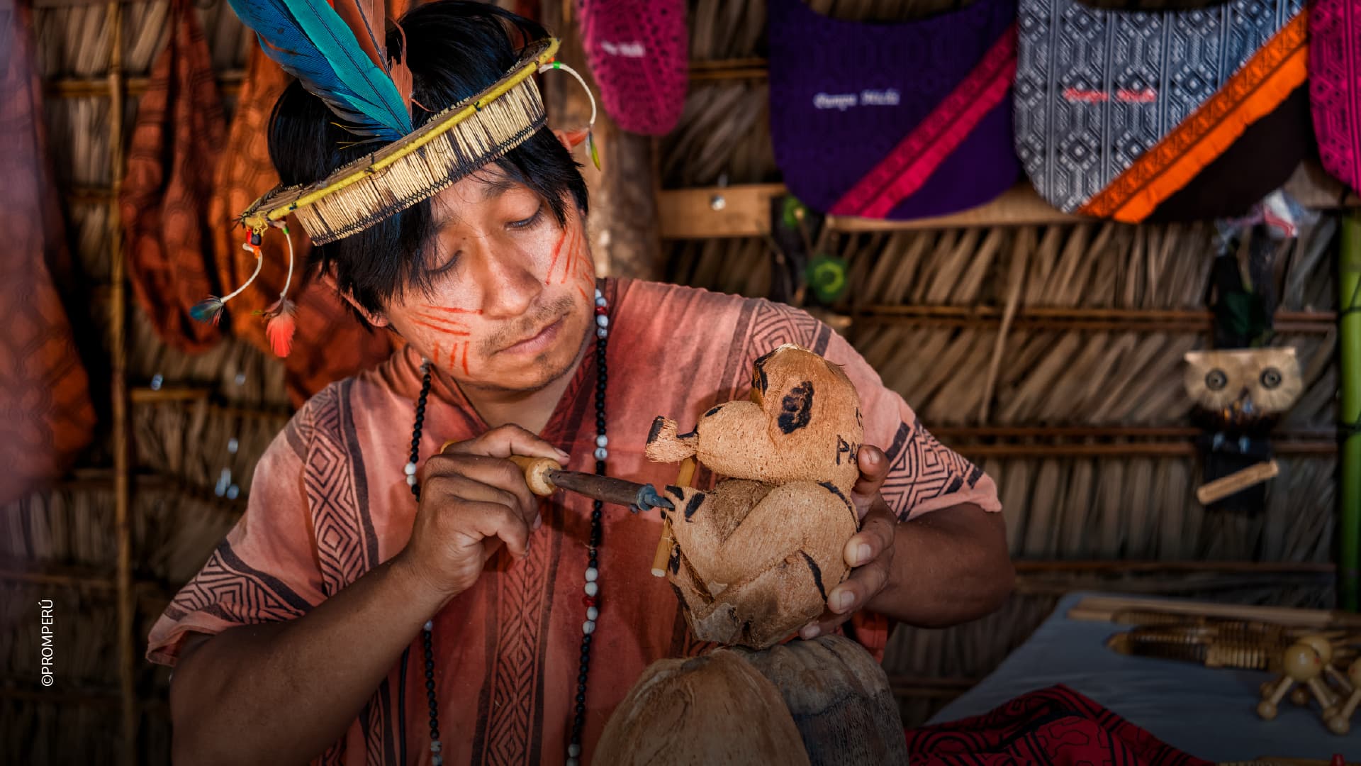 Artista ashaninka de la Comunidad nativa Pampa Michi