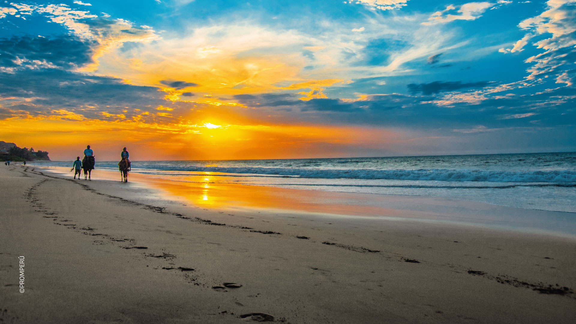 Coucher de soleil sur la plage Las Pocitas à Máncora