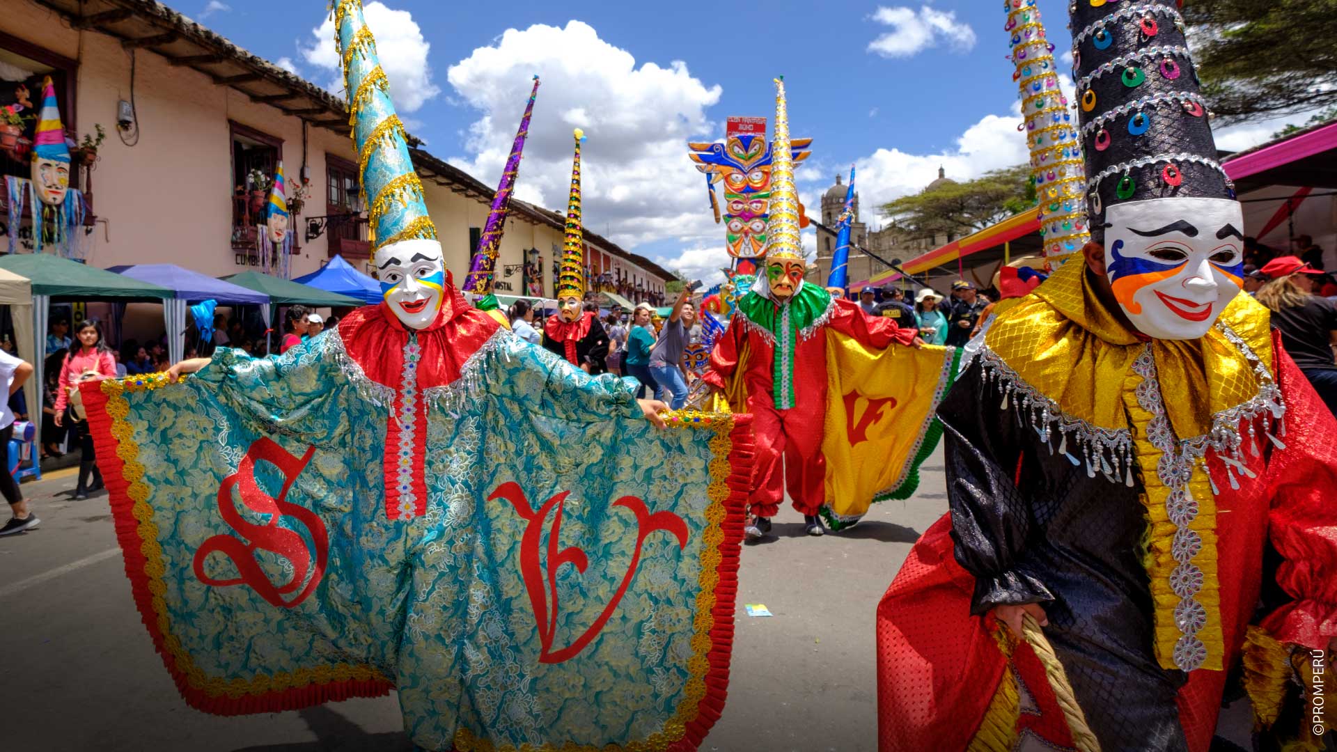 Danseurs et costumes dans la caravane du Carnaval de Cajamarca.