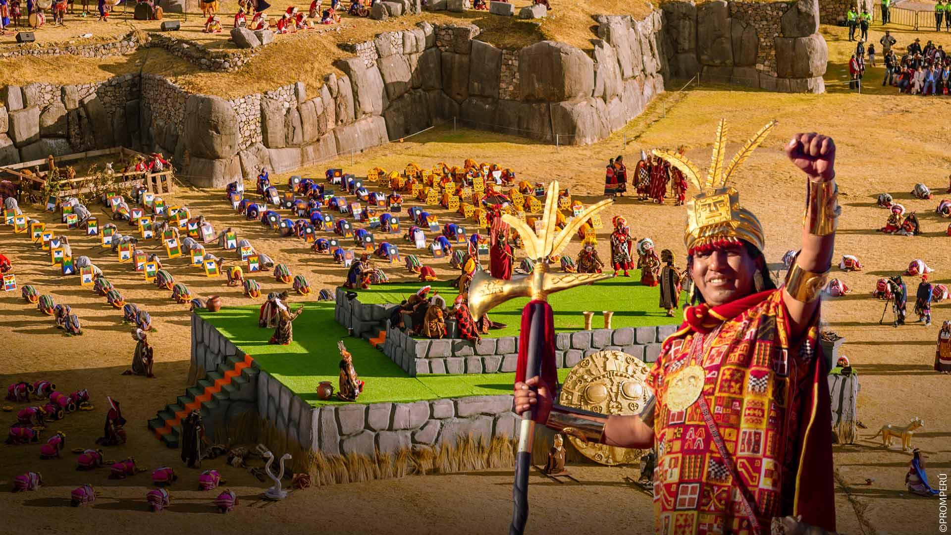 クサイワマン(Sacsayhuamán)の広場で開催される歴史あるインティ・ライミの祝祭(クスコ)