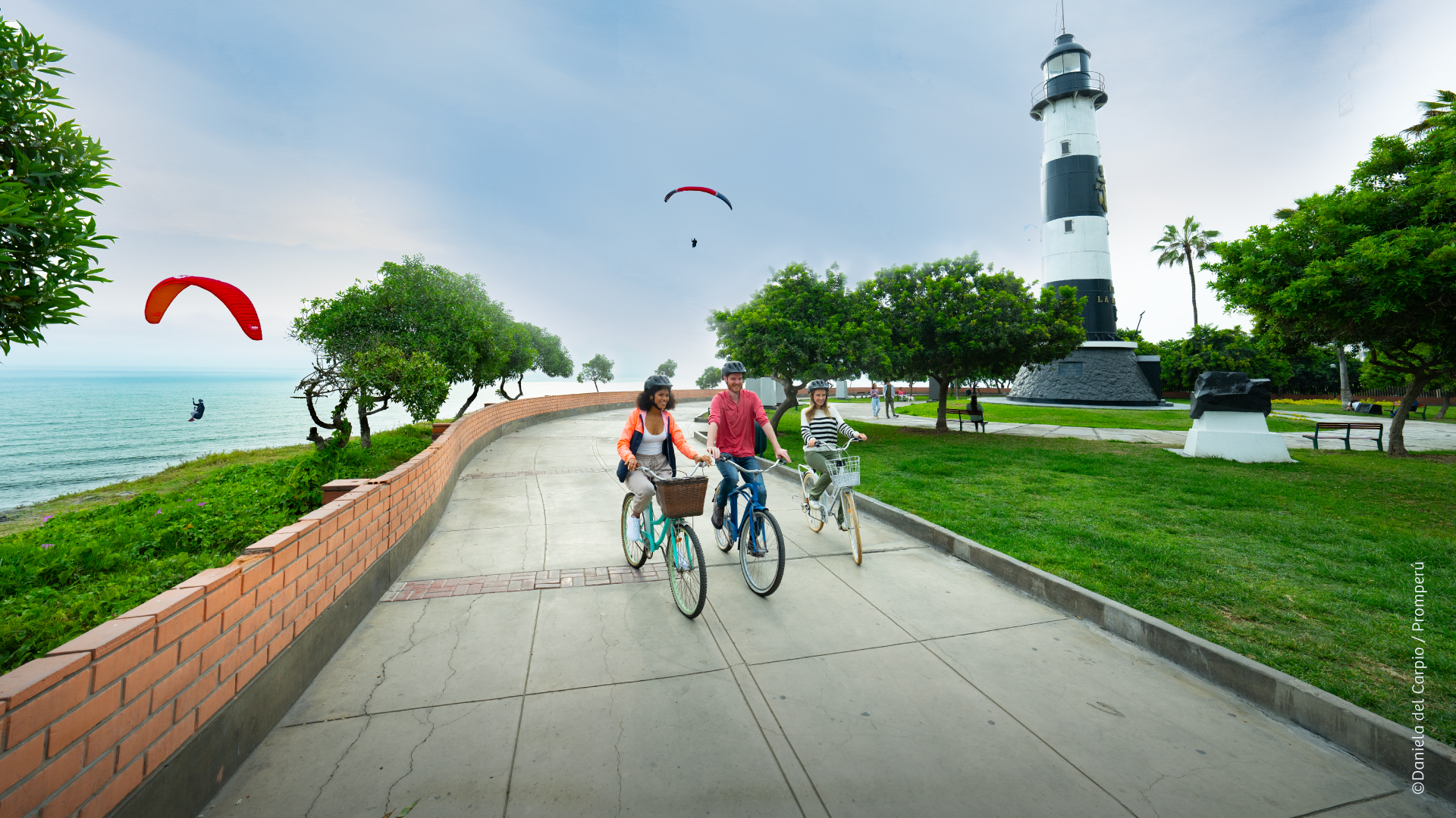 Turistas passeando de bicicleta pelo malecón de Miraflores.