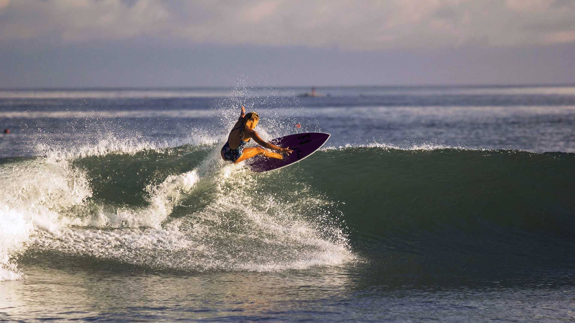 Surfen am Strand von Mancora