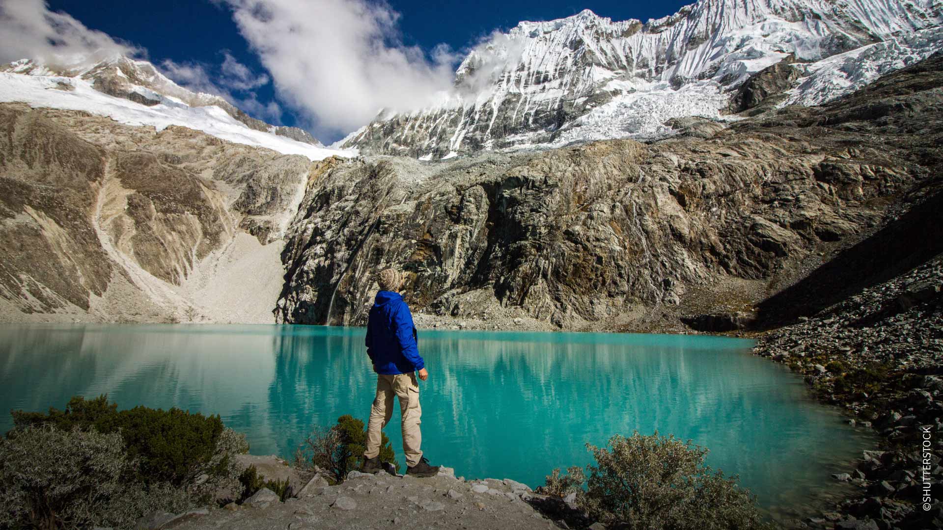 Backpacking tourist overlooking 69 Lagoon, Huaraz /