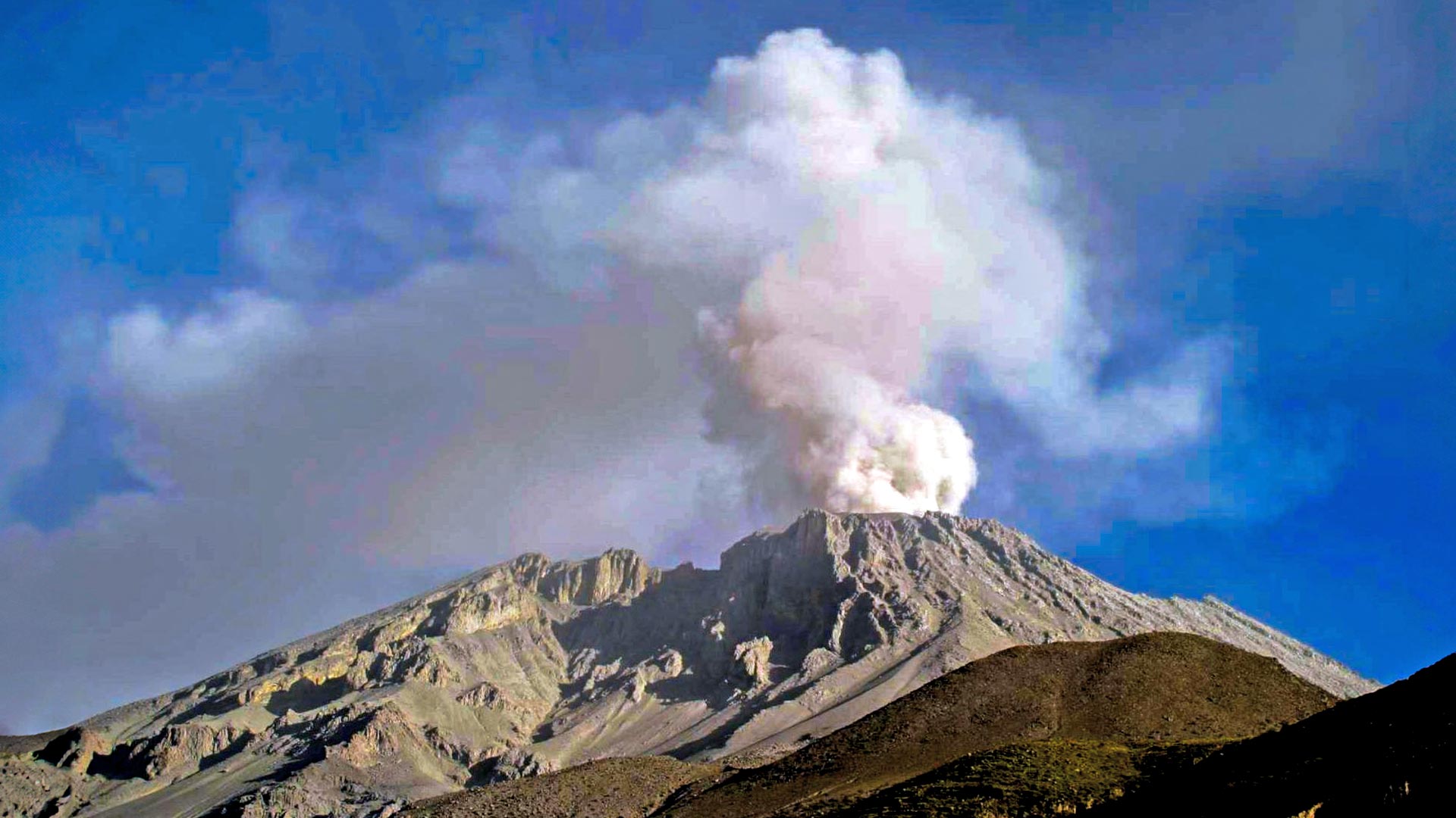 Ubinas volcano eruption