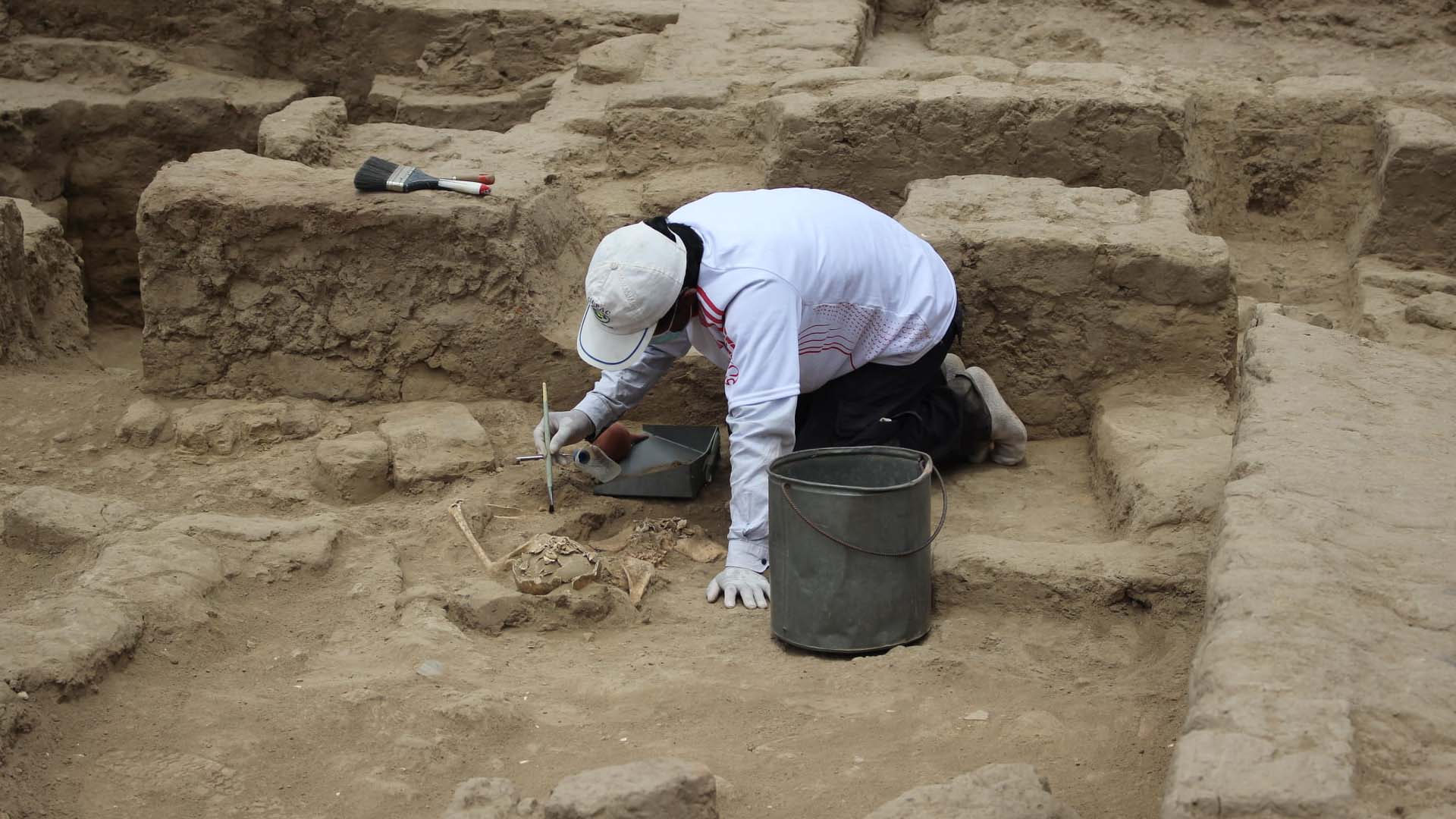 Arqueólogo en la Huaca Santa Rosa de Pucalá