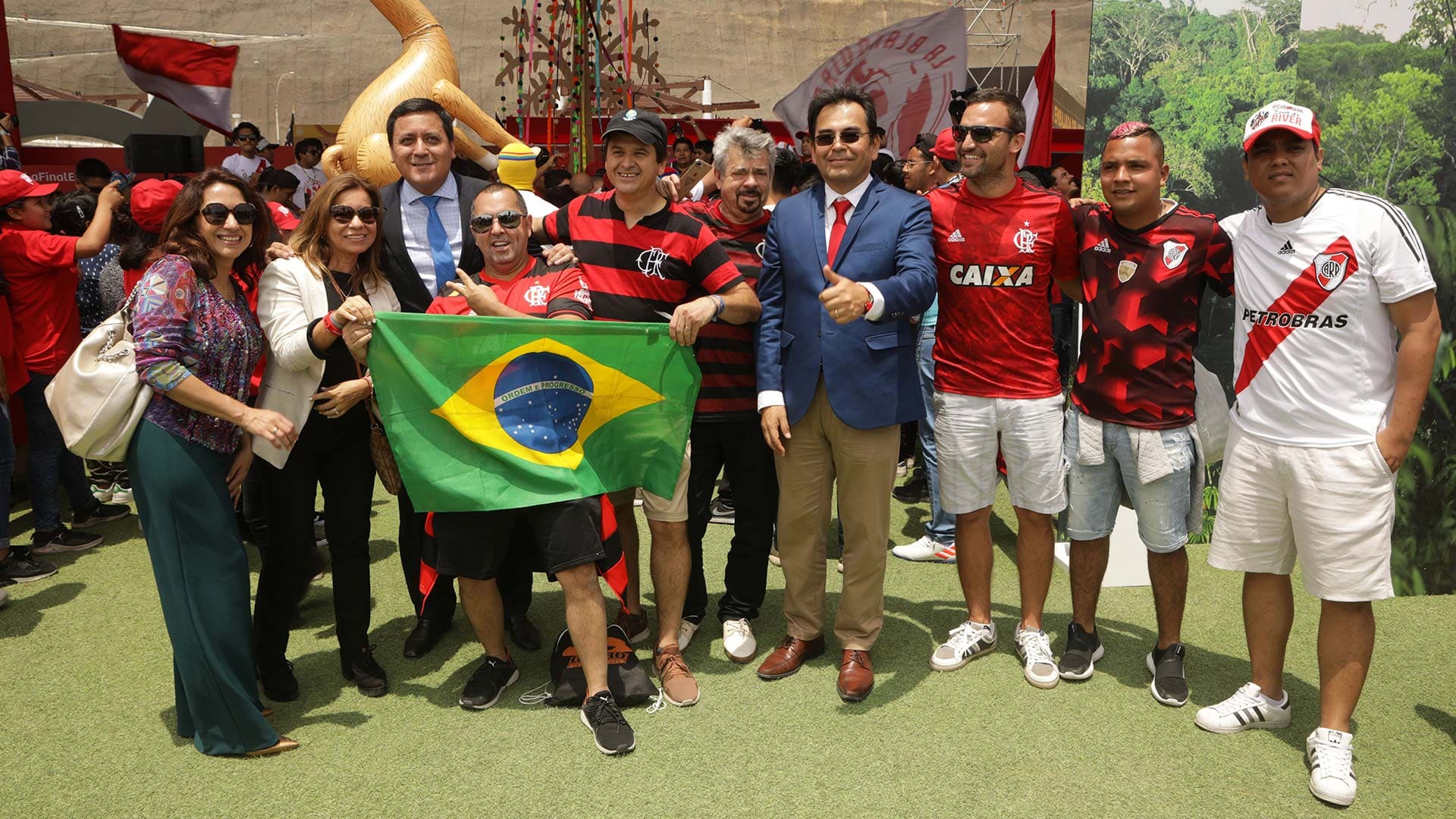 Hinchas de Flamengo y River Plate en la Casa Perú