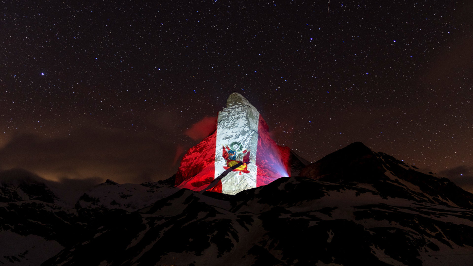 Bandera peruana en los Alpes Suizos