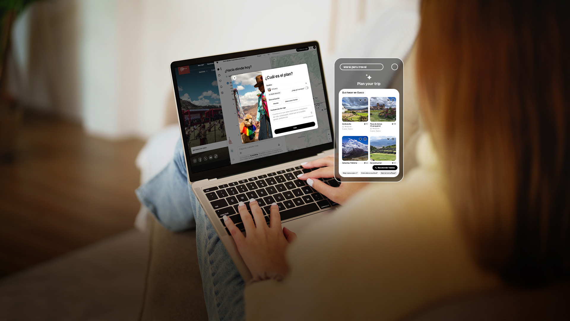Turista che naviga sul sito web peru.travel
