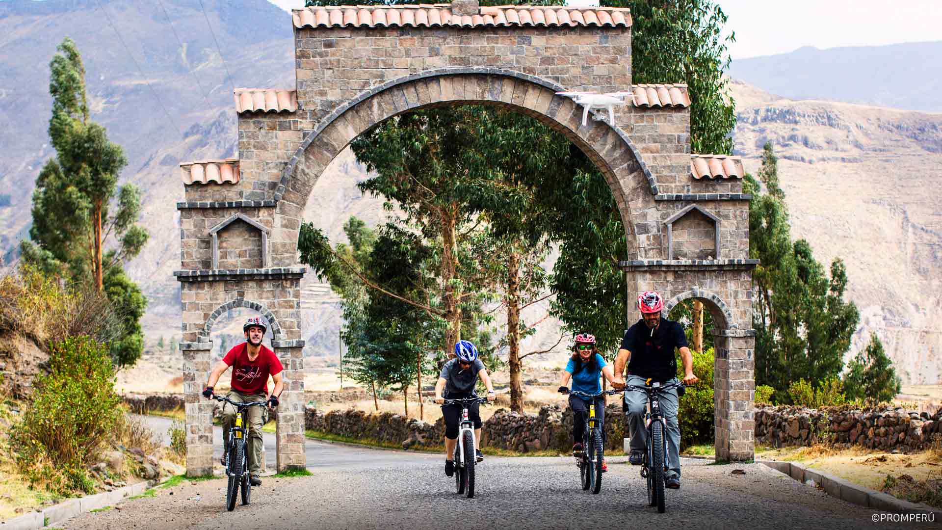 paseo-en-bicicleta-en-valle-del-colca-desktop