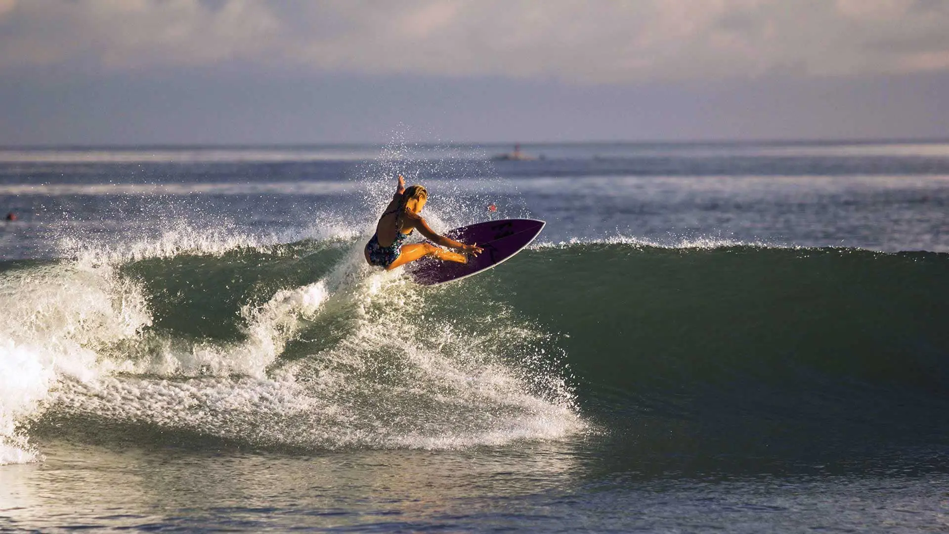 Surfing na praia Máncora