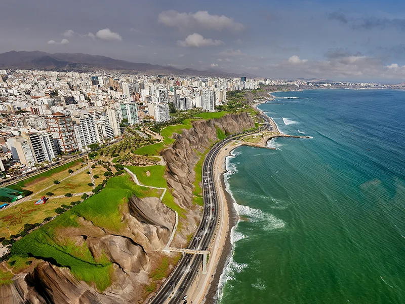 Lima es la única capital sudamericana frente al mar, y Miraflores lo aprovecha al máximo entre acantilados, olas y sunsets gastronómicos.