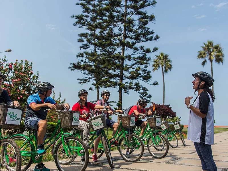 Desde el malecón costero hasta el centro de Barranco, en Lima puedes agarrar una bicicleta y empezar a pedalear. 
