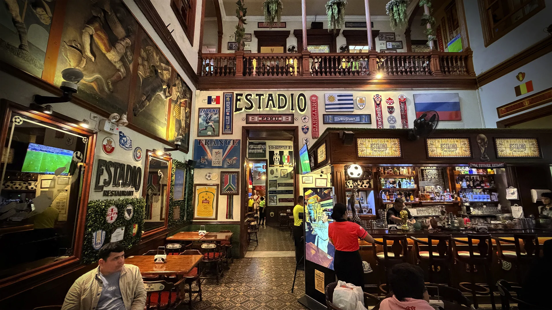 Estadio Fútbol Club: Almuerza rodeado de camisetas