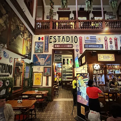 Estadio Fútbol Club: Almuerza rodeado de camisetas